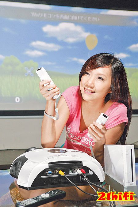 用投影機(jī)玩Wii,不管動作再大都不怕敲破電視屏幕