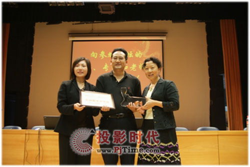 ���_����˹�e�л���(d��ng)�̌W(xu��)��ӑ���(d��ng)�߬F(xi��n)��(ch��ng)�^Ħ���C�l(f��)ʾ��У����