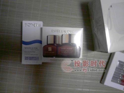 雅詩蘭黛化妝品利用互動數(shù)字標牌營銷