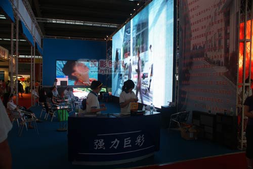 強(qiáng)力巨彩LED顯示屏亮相第11屆中國國際光電博覽會