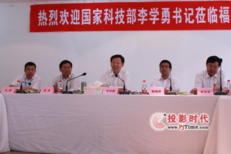 �Ƽ�����W(xu��)��ӛһ��ҕ�츣��ܛ���@�߶��u�rIQBoard��Ӱװ�