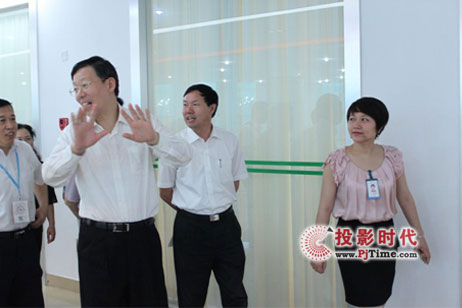 �Ƽ�����W(xu��)��ӛһ��ҕ�츣��ܛ���@�߶��u�rIQBoard��Ӱװ�