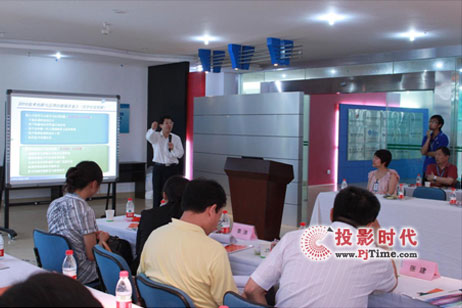 �Ƽ�����W(xu��)��ӛһ��ҕ�츣��ܛ���@�߶��u�rIQBoard��Ӱװ�