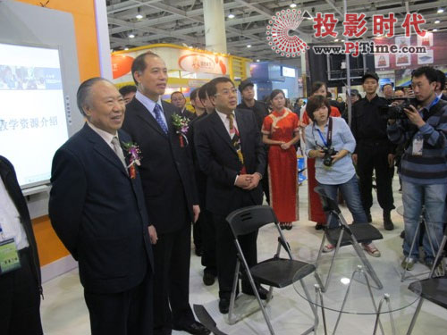 ��ʿ��ʢ�b���ӵ�60���Ї�(gu��)�̌W(xu��)�x���O(sh��)��չʾ��(hu��)