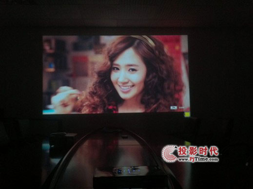 LED΢��ͶӰ�C(j��)�ᘷҕX2�������̄�(w��)��ʾ