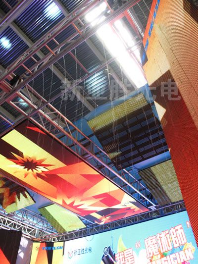 新亞勝光電“我是魔術(shù)師”點(diǎn)燃北京燈光音響展激情