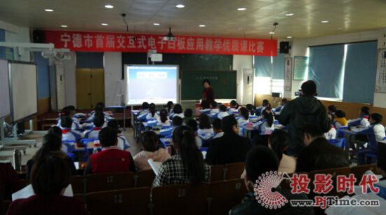 ���ھ��������������׌ý���ʽ��Ӱװ呪(y��ng)�ý̌W(xu��)��(y��u)�|(zh��)�n��ِ