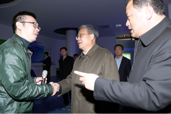 白鴻崢與現(xiàn)場的祈錦光電工作人員熱情地向郭樹清省長介紹了祈錦光電在微型投影領(lǐng)域的國際領(lǐng)先地位,并現(xiàn)場演示最新的智能微型投影產(chǎn)品。
