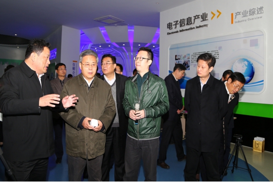 白鴻崢與現(xiàn)場的祈錦光電工作人員熱情地向郭樹清省長介紹了祈錦光電在微型投影領(lǐng)域的國際領(lǐng)先地位,并現(xiàn)場演示最新的智能微型投影產(chǎn)品。