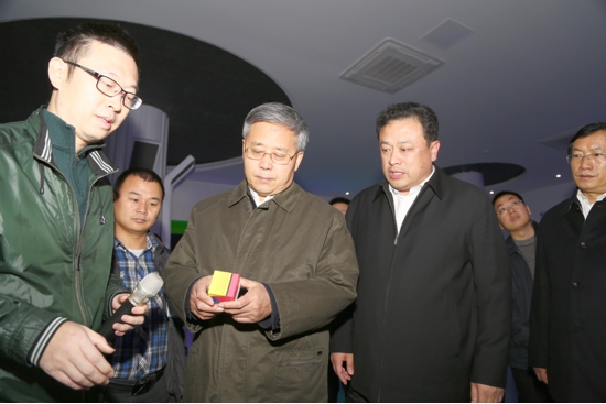 白鴻崢與現(xiàn)場的祈錦光電工作人員熱情地向郭樹清省長介紹了祈錦光電在微型投影領(lǐng)域的國際領(lǐng)先地位,并現(xiàn)場演示最新的智能微型投影產(chǎn)品。