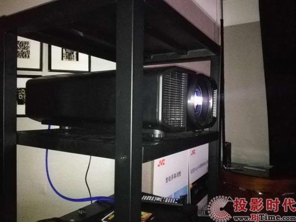 JVC_ԭ4KͶӰC(j)+ưbȫ(gu)Ѳչ M(jn)һעǙC(j)Z1