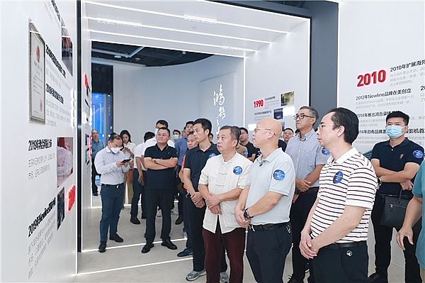 2022全國商顯行業(yè)系列參訪走進(jìn)鴻合科技:共促商顯行業(yè)高質(zhì)量發(fā)展