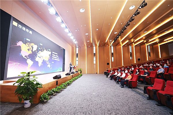 2022全國商顯行業(yè)系列參訪走進(jìn)鴻合科技:共促商顯行業(yè)高質(zhì)量發(fā)展