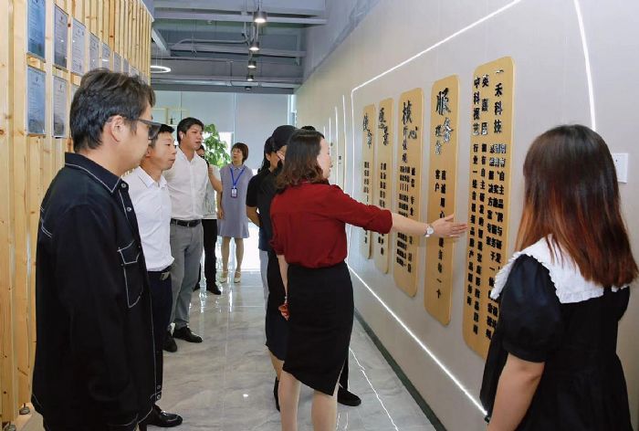 深圳市室內(nèi)設(shè)計(jì)師協(xié)會(huì)設(shè)計(jì)師參觀一禾科技