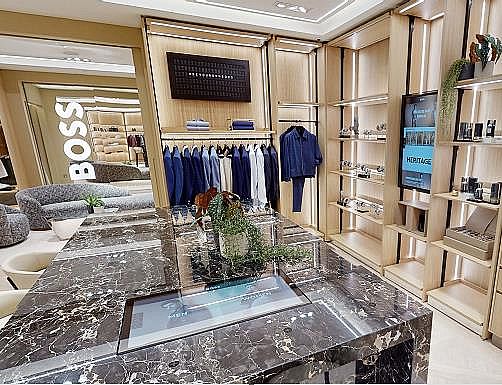 ʽ@ʾHUGO BOSSTُ(gu)w(yn)ýwϢl(f)ϵy(tng)(sh)֘(bio)(sh)ָʾdigital signage