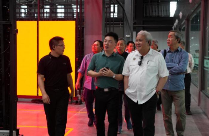 �R������ɰ��Խ������һ�е��L����ɭ