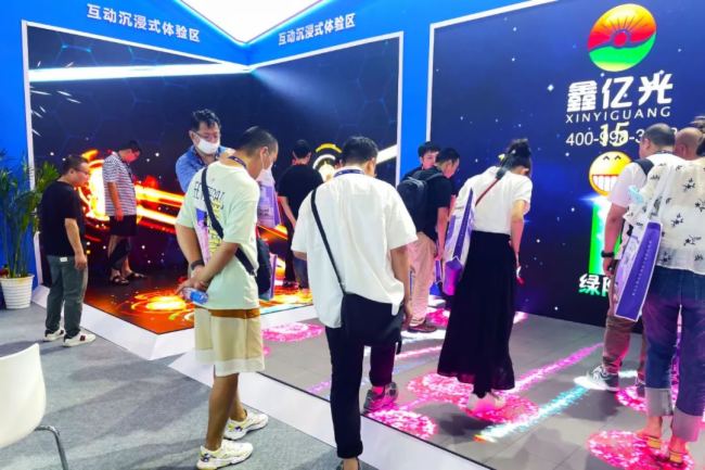 深京聯(lián)展 精彩回顧:鑫億光LED智能互動(dòng)地磚屏賦能多元化場(chǎng)景應(yīng)用