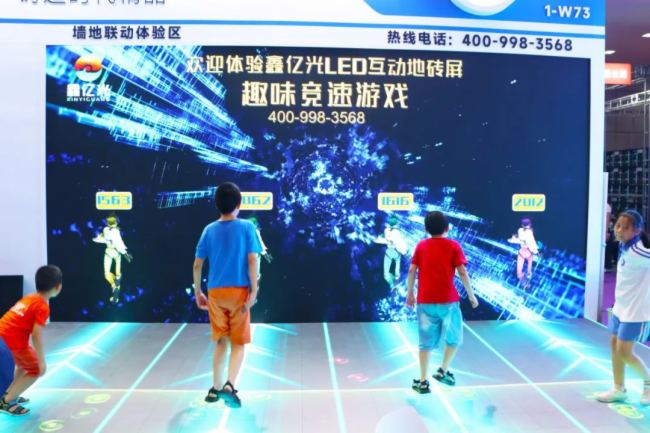 深京聯(lián)展 精彩回顧:鑫億光LED智能互動(dòng)地磚屏賦能多元化場(chǎng)景應(yīng)用