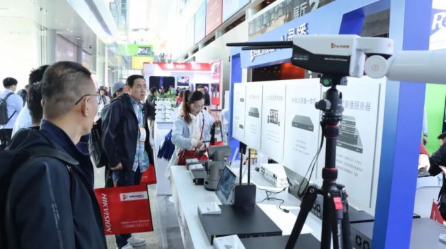 AI?ǻҕӍInfoComm2025JȡAIƷŮʣ