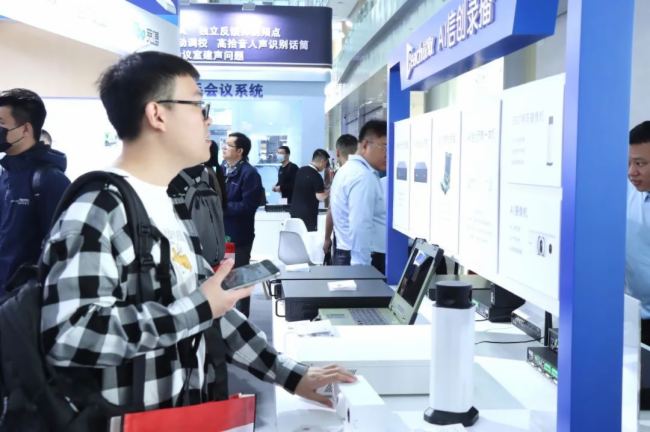 AI?ǻҕӍInfoComm2025JȡAIƷŮ