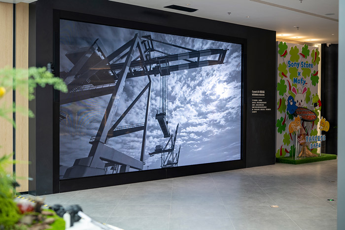 ������(d��ng)����Sony Crystal LED�c�Z�������@��(li��n)�ֱ�����һ��(g��)�r(sh��)�����_(k��i)��