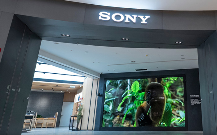 ������(d��ng)����Sony Crystal LED�c�Z�������@��(li��n)�ֱ�������һ��(g��)�r(sh��)�����_(k��i)��